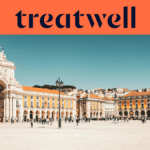 Platus baneris su tamsiai mėlynu Treatwell logotipu ant oranžinio fono viršuje. Žemiau logotipo – ryški, saulėta Lisabonos Komercijos aikštės (Praça do Comércio) nuotrauka: baltoji Rua Augusta arka, geltoni pastatai su arkinėmis kolonadomis ir žmonės, vaikštantys per plačiąją pėsčiųjų aikštę po giedru mėlynu dangumi.