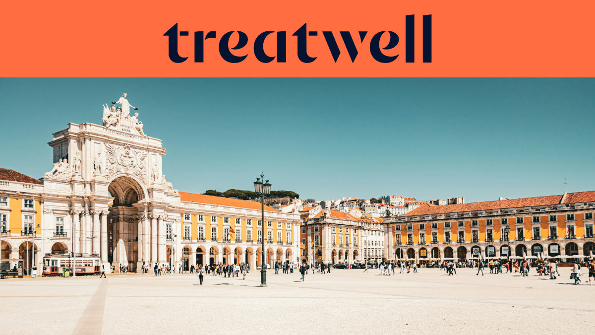 Platus baneris su tamsiai mėlynu Treatwell logotipu ant oranžinio fono viršuje. Žemiau logotipo – ryški, saulėta Lisabonos Komercijos aikštės (Praça do Comércio) nuotrauka: baltoji Rua Augusta arka, geltoni pastatai su arkinėmis kolonadomis ir žmonės, vaikštantys per plačiąją pėsčiųjų aikštę po giedru mėlynu dangumi.