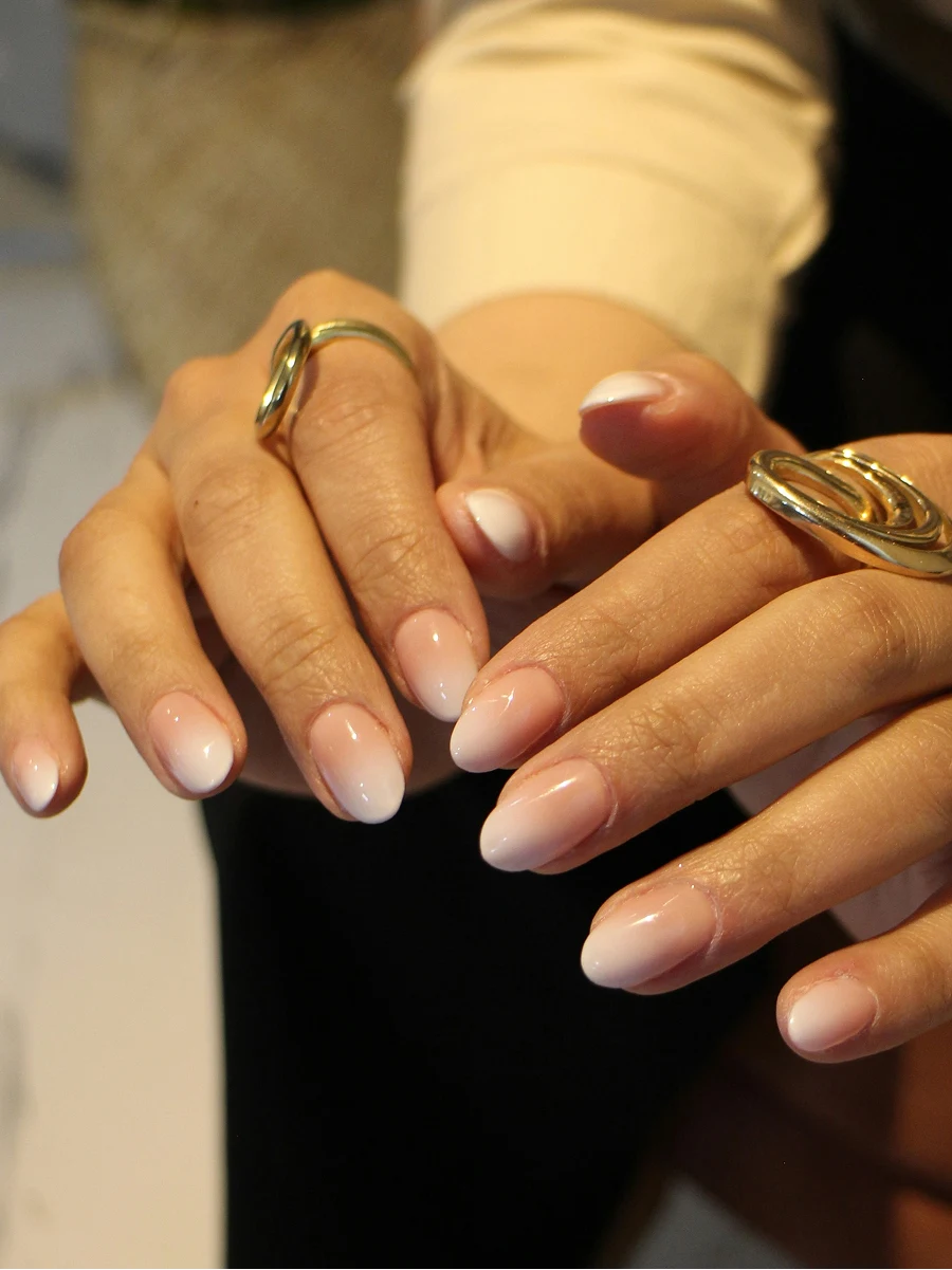 Klientės ombre Shellac manikiūras i&scaron; arti klasikiniais nude atspalviais i&scaron;kart po procedūros salone