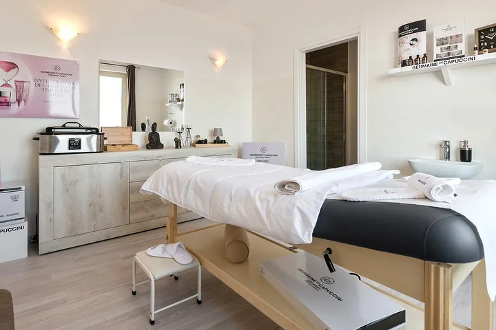 Procedūrų kambarys Beauty Time salone Lanusei su masažo lova ir Germaine de Capuccini priežiūros produktais.