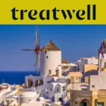 Baltai tinkuoti namai ir tradiciniai vėjo malūnai virš tamsiai mėlynos Egėjo jūros Oia miestelyje, Santorinyje, po geltona juosta su Treatwell logotipu.